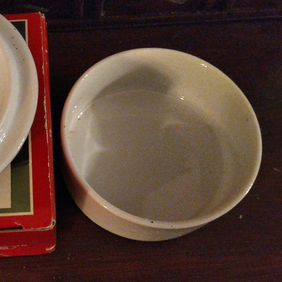 Christmas fine china 3.5" trinket box. - Picture 4 of 5